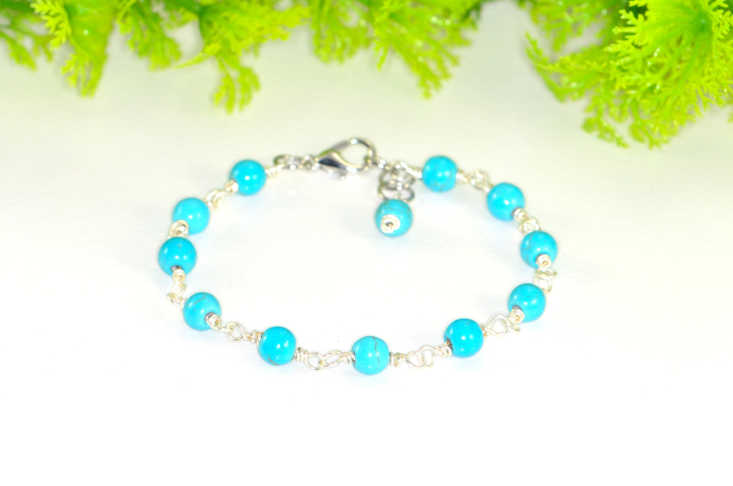 6mm Turquoise Howlite wire link Bracelet with clasp.